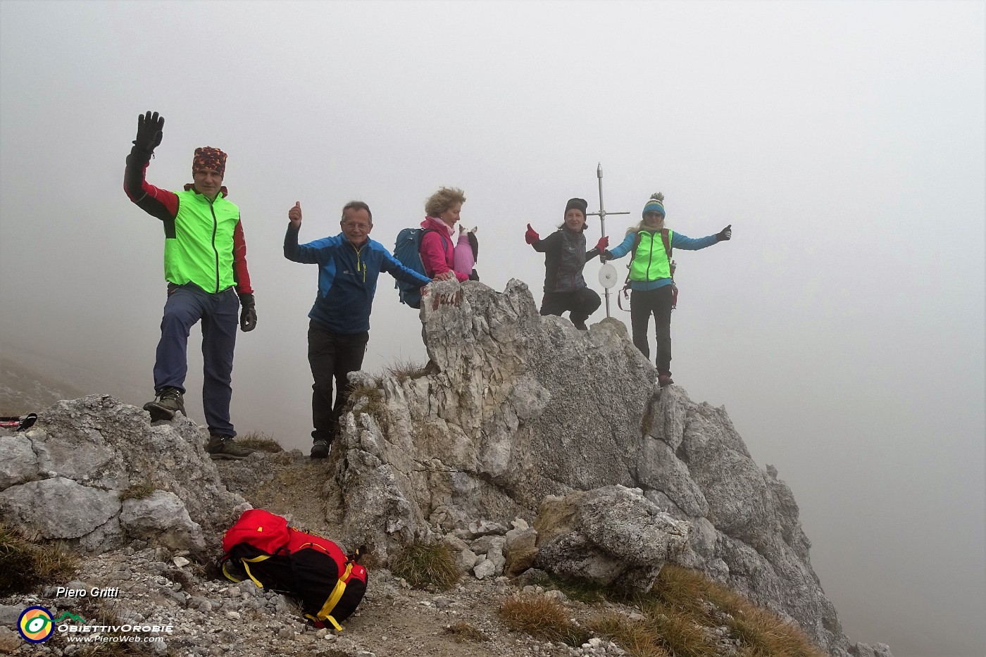 03 Tra nebbia e nuvole alla crocetta per Forcola di Valmora.JPG -                                